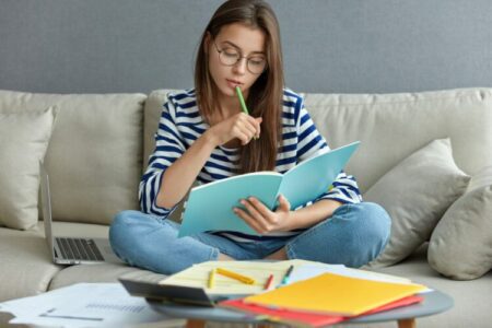 adolescente empenhada em passar no vestibular