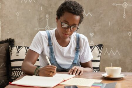 jovem estudando a serio para o vestibular