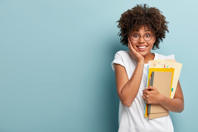 jovem mulher feliz por ter passado no vestibular