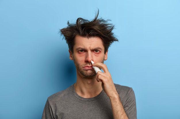 Homem descabelado lava o nariz para curar a sinusite