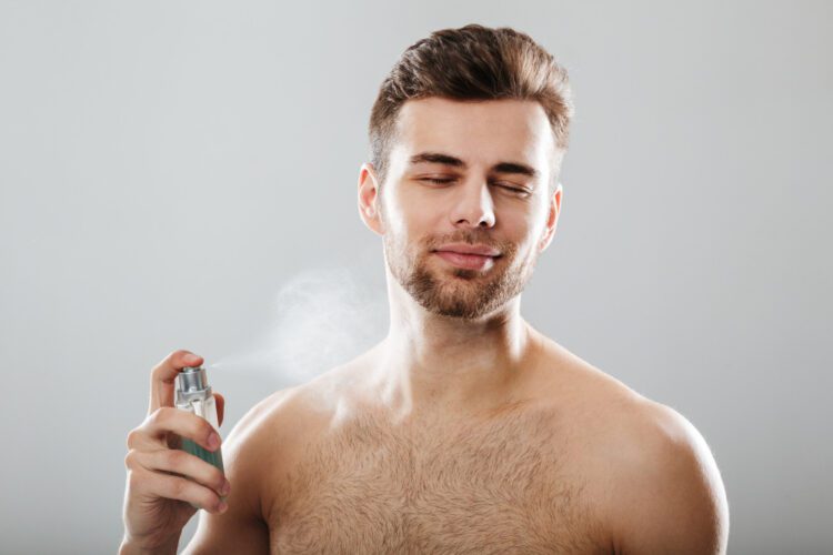 homem barbudo usando seu perfume masculino original